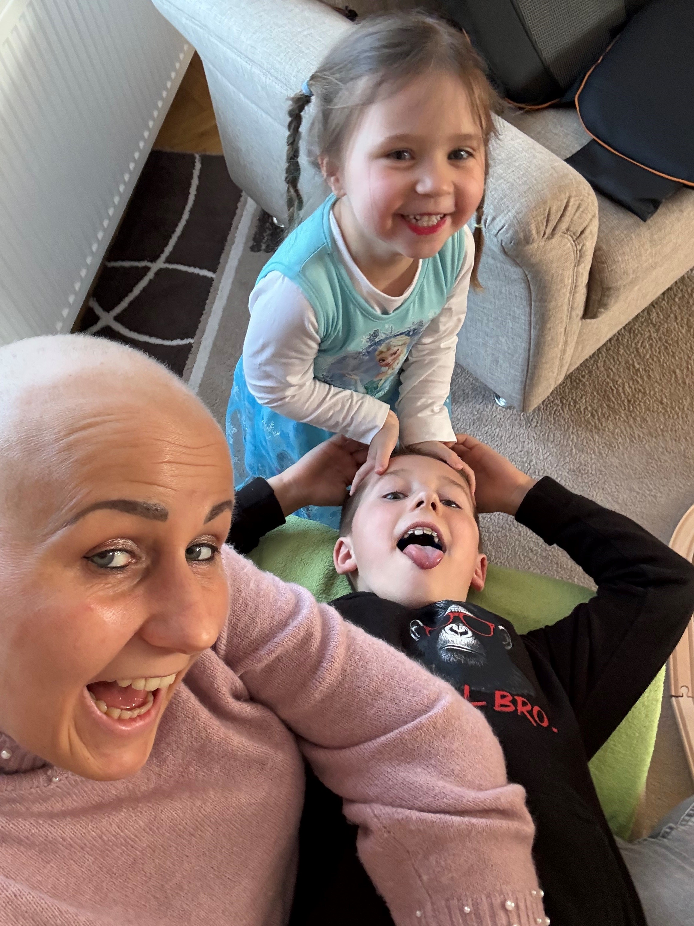 Krebspatientin Annika mit ihren 2 Kindern lachen in die Kamera