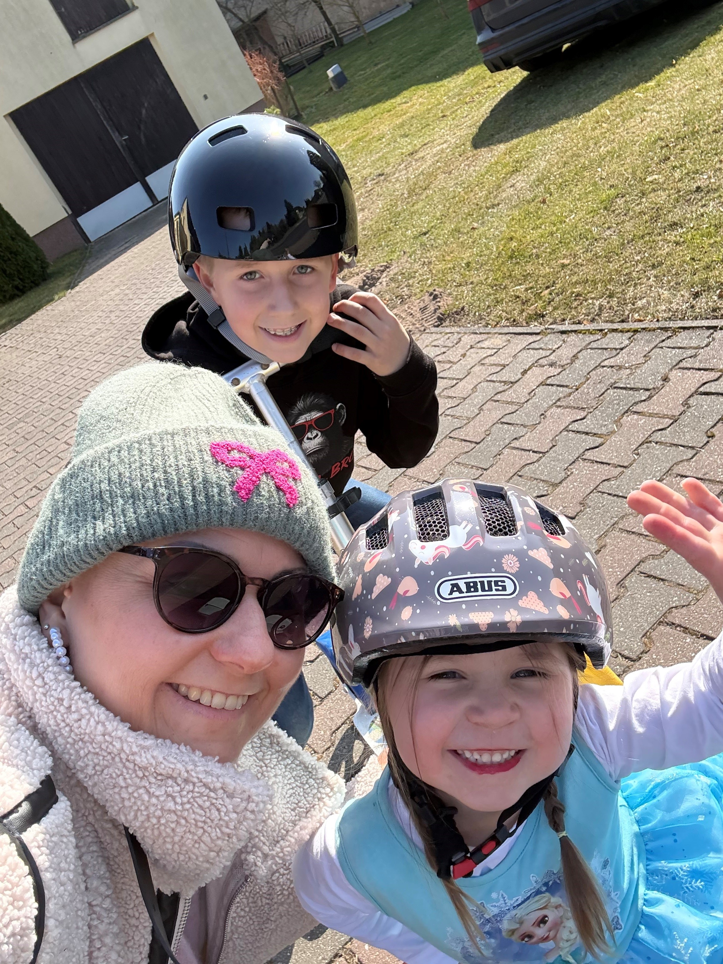 Krebspatientin Annika mit ihren Kindern draußen beim Fahrradfahren