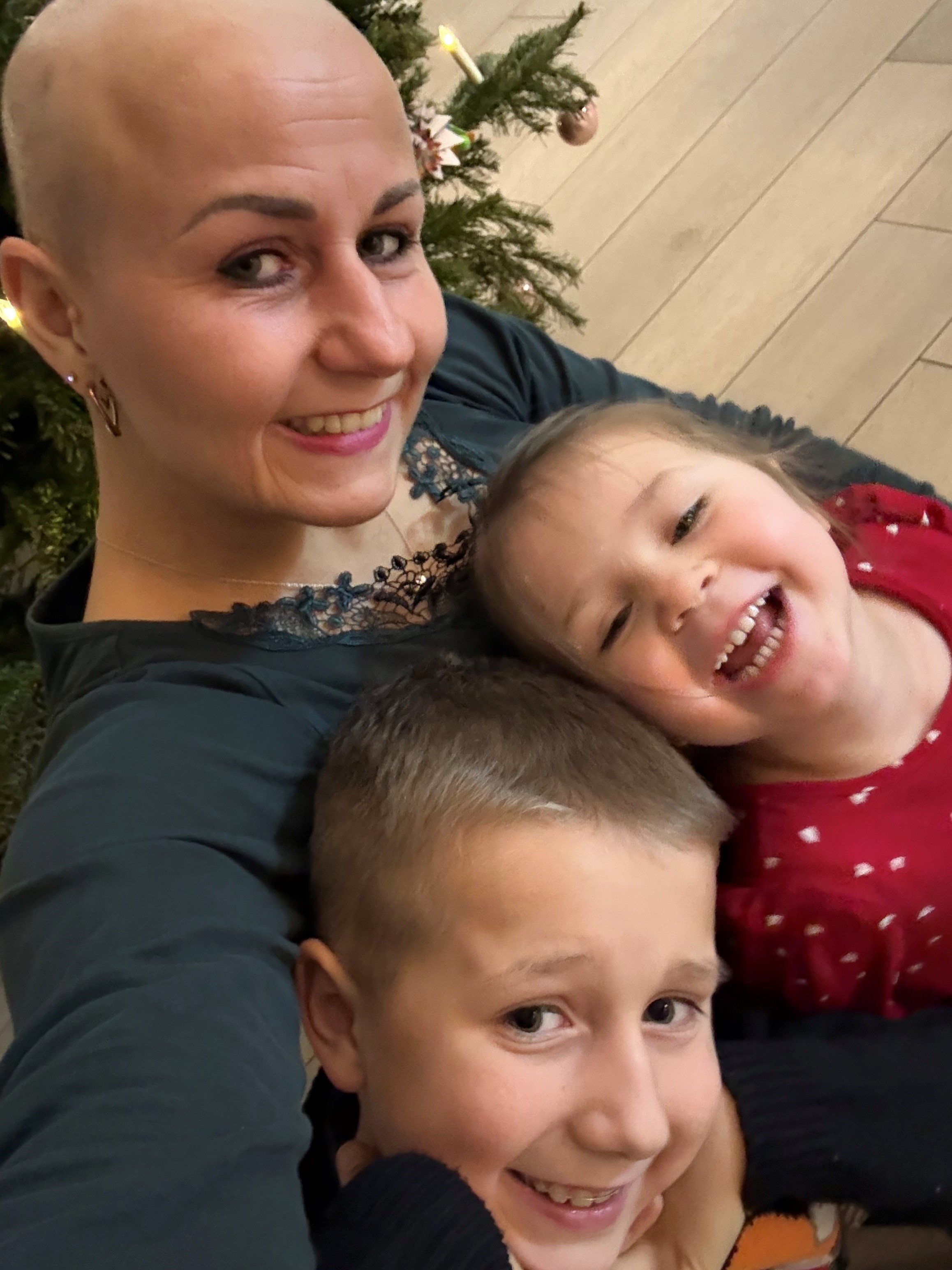 Krebspatientin Annika mit ihren Kindern vor dem Weihnachtsbaum