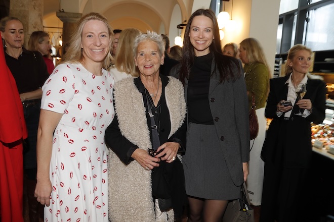 Pilar Prinzessin zu Salm-Horstmar mit Regisseurin Heidi Kranz und Ärztin Dr. Julia Czechner. Fotocredit: Jessica Kassner