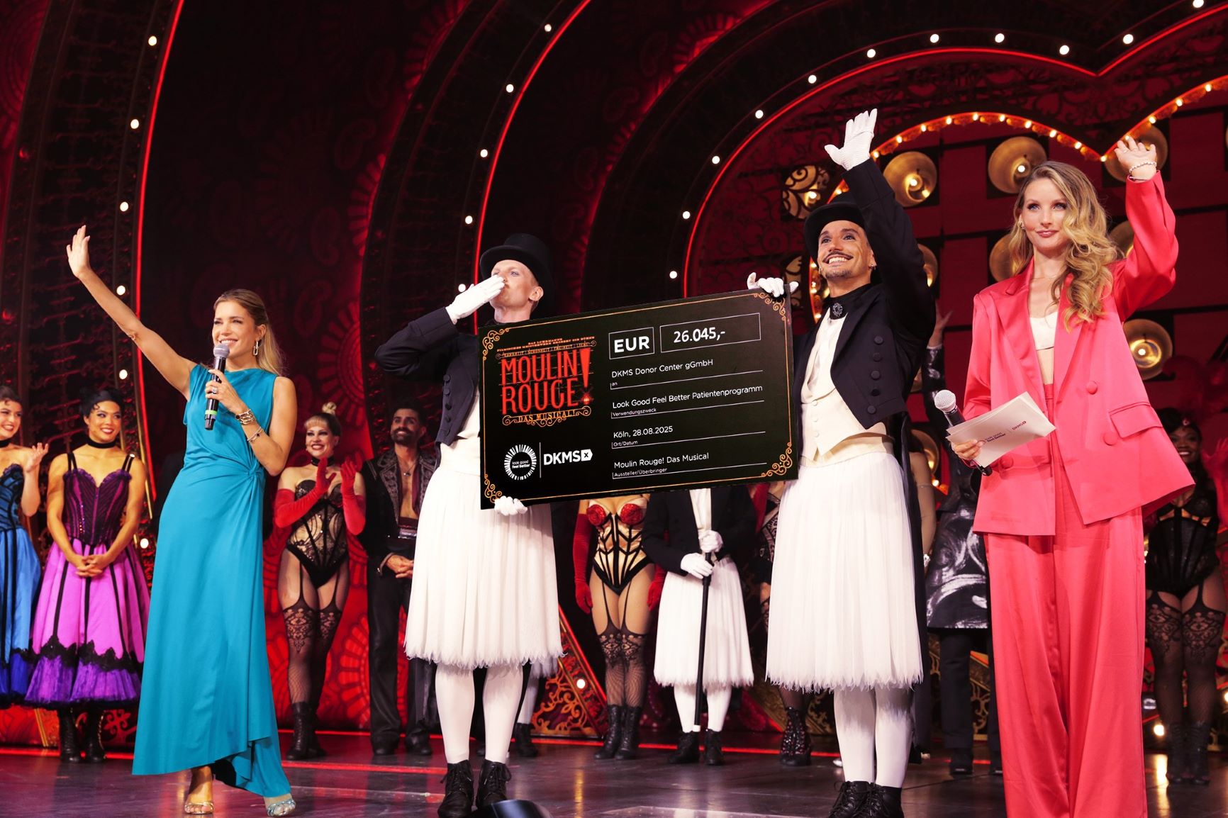 Sylvie Meis und Anna Hiltrop auf der Bühne des Musicals Moulin Rouge | Übergabe des Schecks