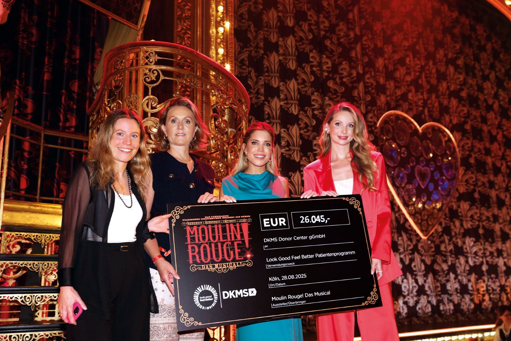 Corinna Steffens Dieckmann, Katrin von Hallywyl, Sylvie Meis und Anna Hiltrop mit dem Spendenscheck
