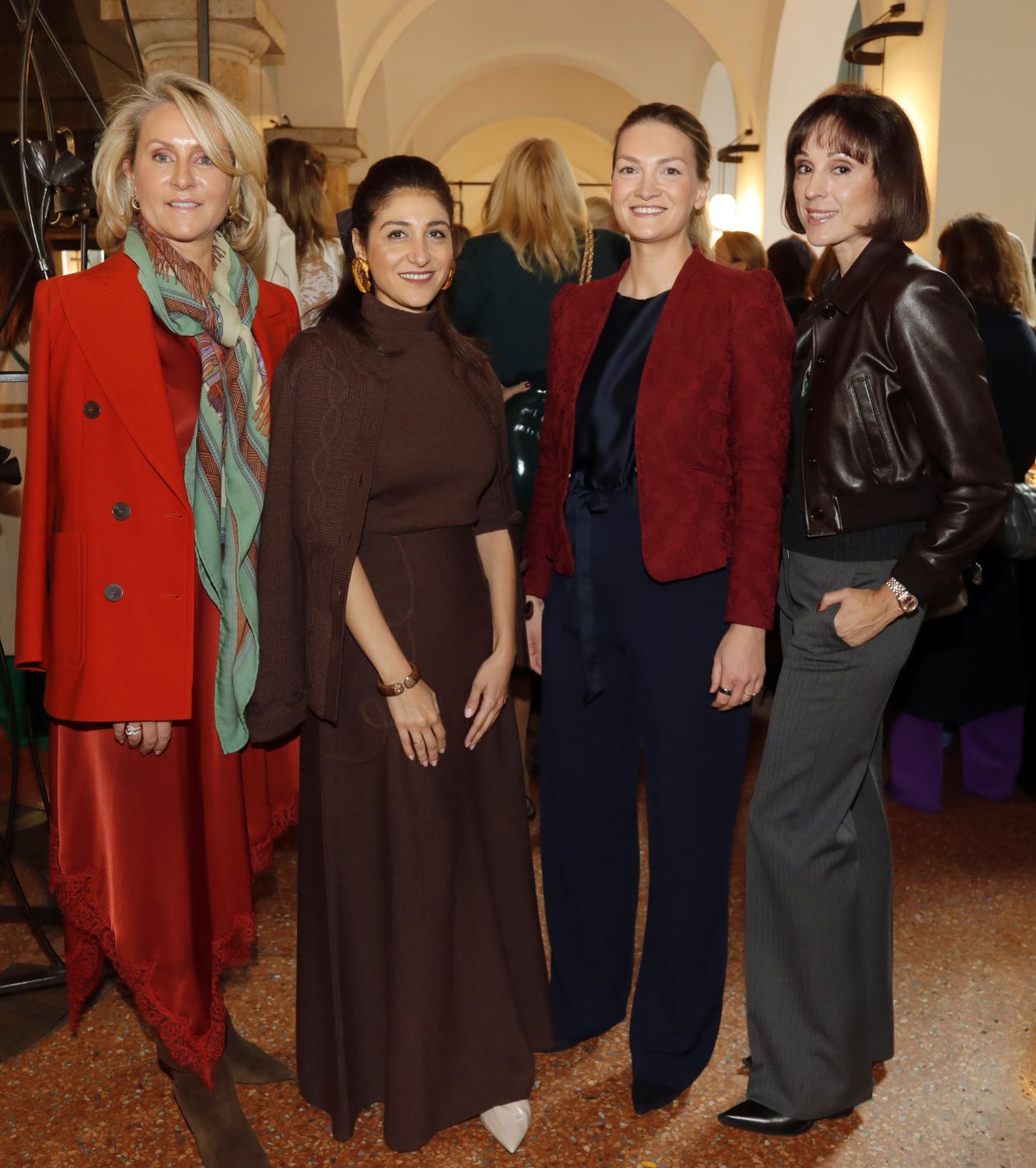 Die Veranstalterinnen Katrin von Hallywyl, Yasmin Hemmerle und Irina Kull (r.) mit Bayerns Gesundheits- und Präventionsministerin Judith Gerlach (2.v.r.)