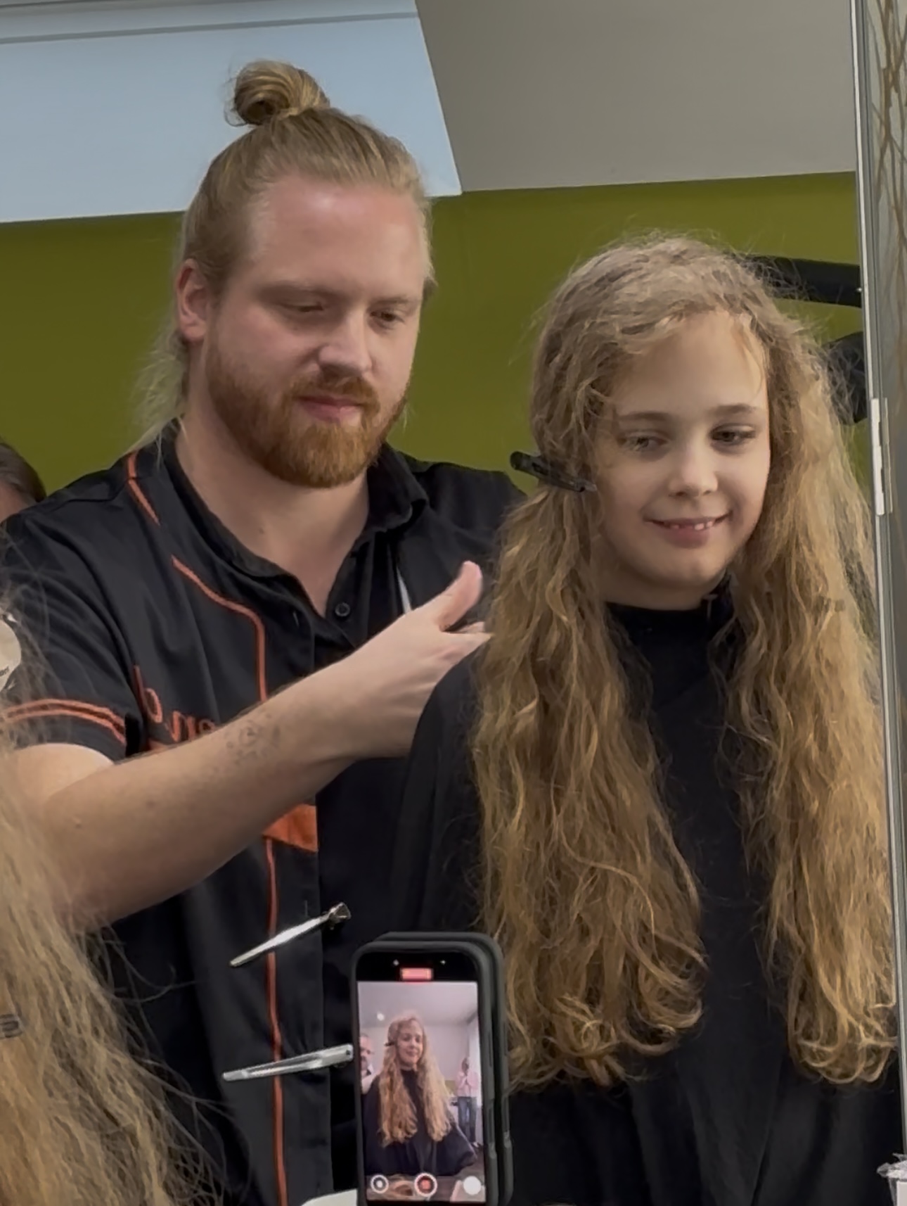 Zweithaarspezialist und Look Good Feel Better Partnerfriseur Max Rieswick schneidet Victoria die Haare