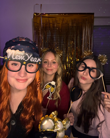 Jennifer mit ihren Freundinnen an Silvester