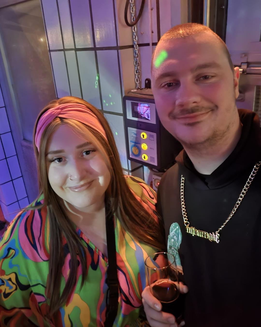 Jennifer mit ihrem Partner auf einer Schlagerparty