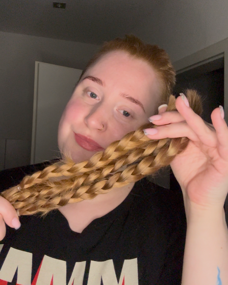 Jennifer schneidet ihre Haare ab