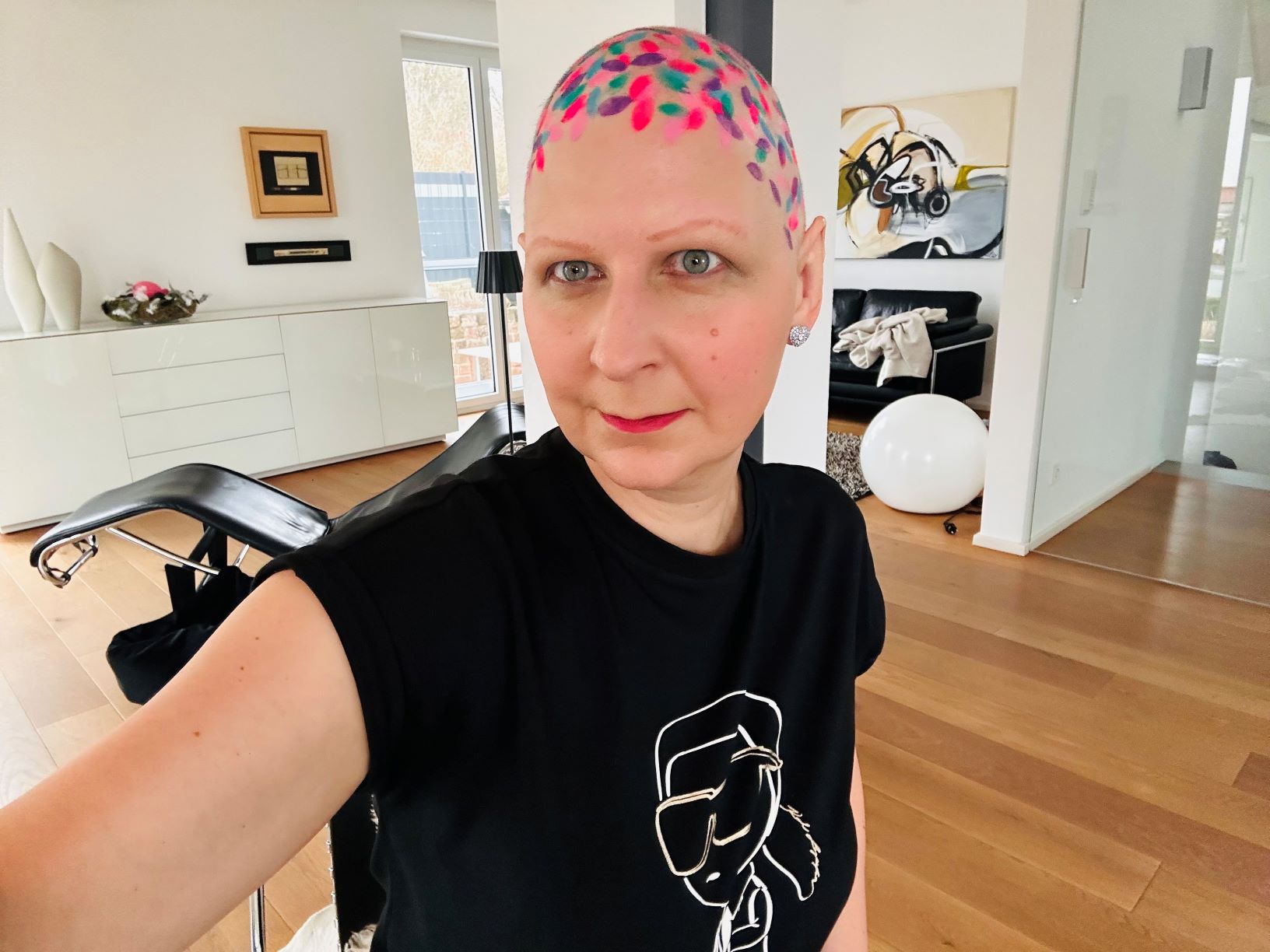 Karin mit pinker Kopfbemalung