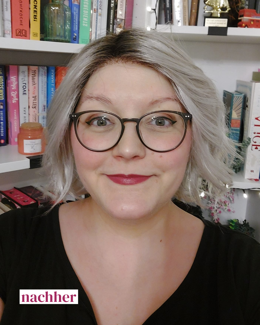 Look Good Feel Better Teilnehmerin Susann geschminkt und mit Perücke nach dem Kosmetikseminar