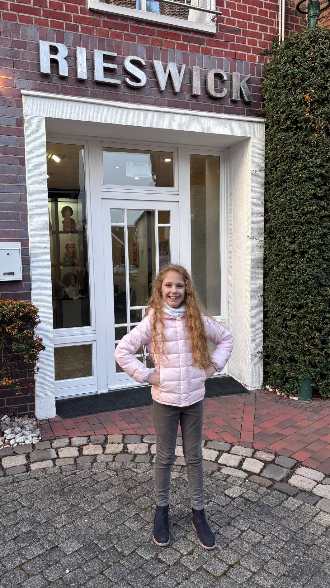 Victoria vor der Manufaktur Rieswick