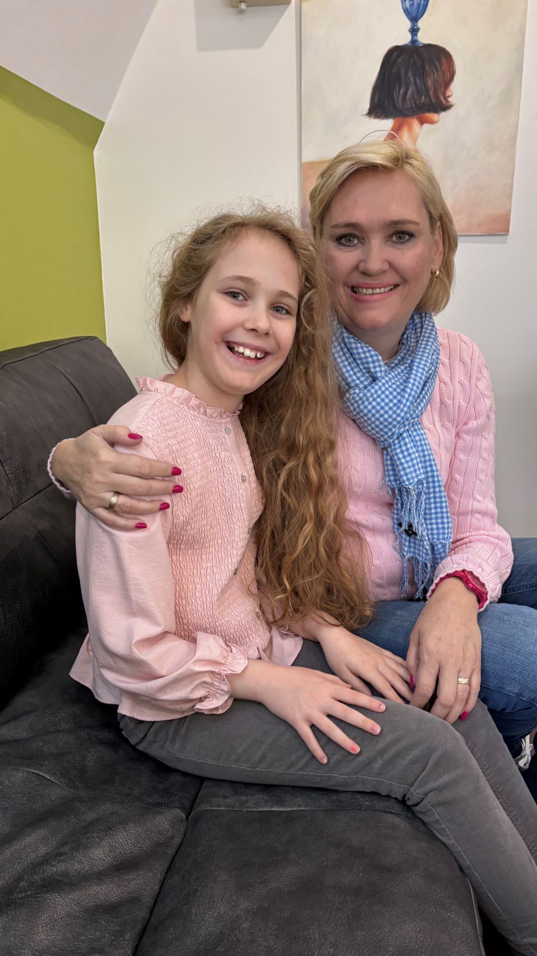 Eva (r.) und ihre Tochter Victoria bei der Haarspende